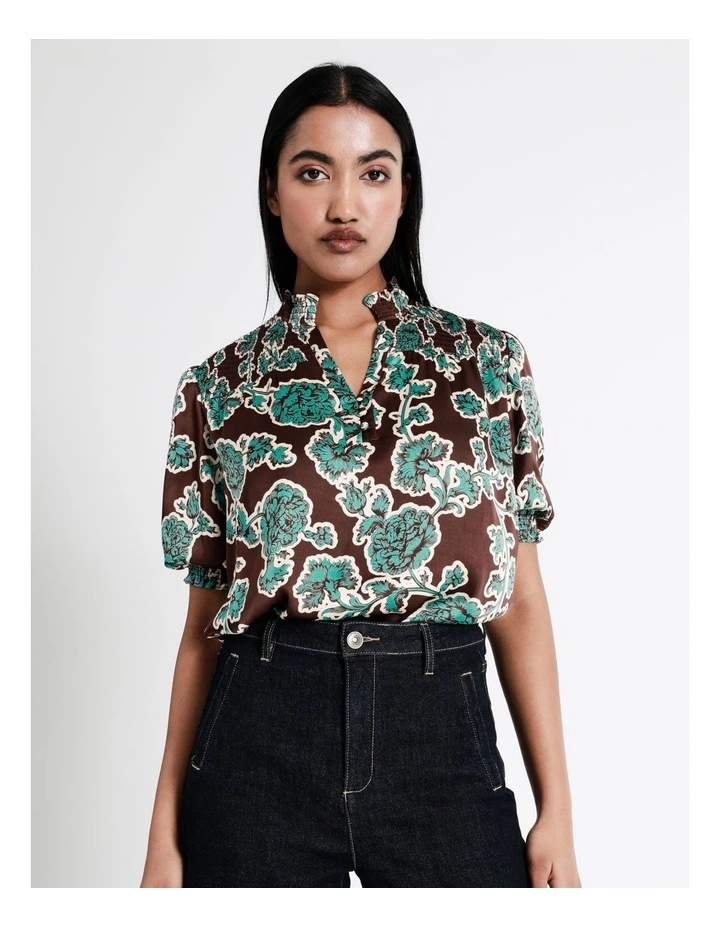 Hot Sale β€οΈ Basque Shirred Shoulder Top In Multi π - Image 4